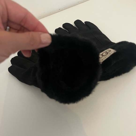 Ugg gloves - Picture 2 of 2